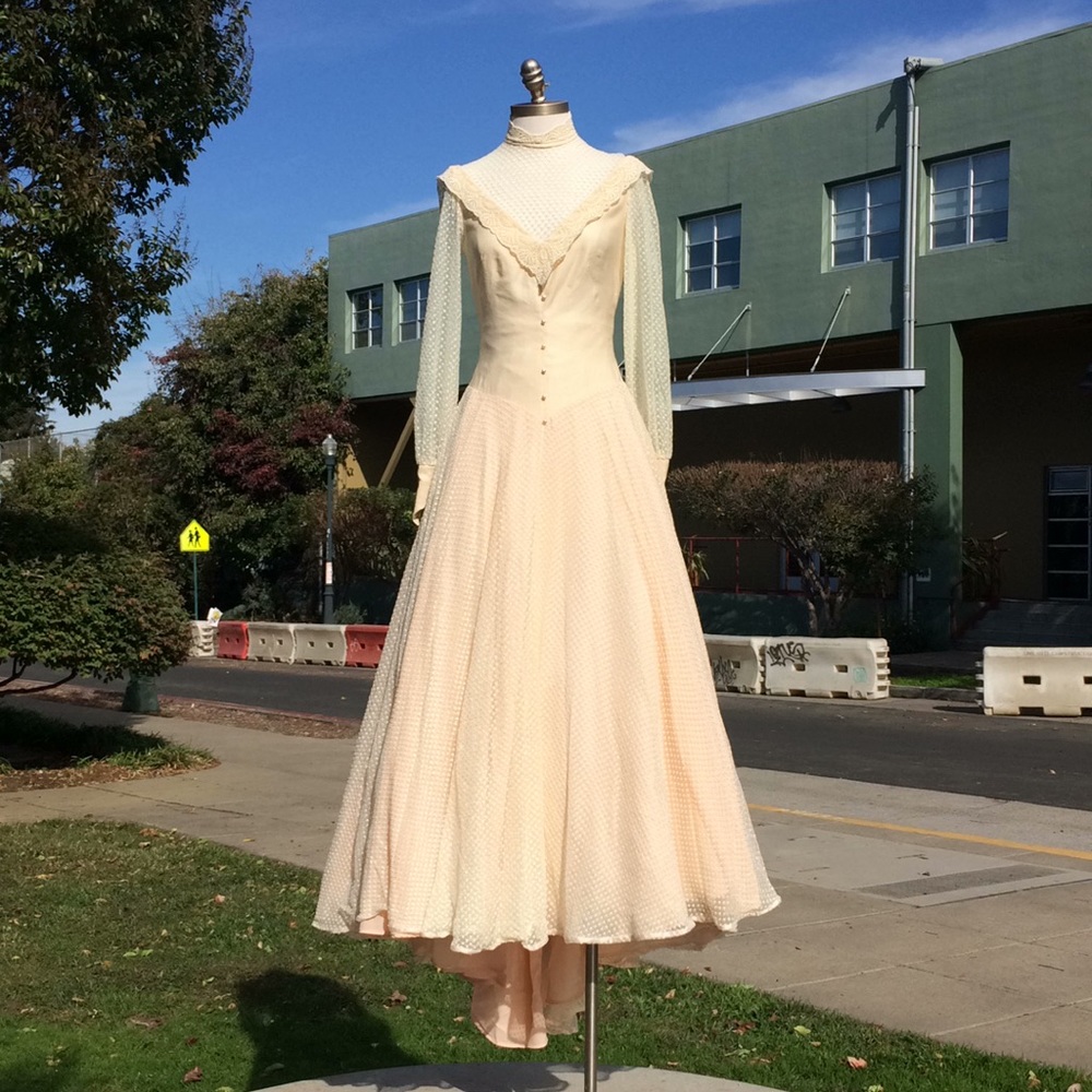 Vintage 1970’s Peaches & Cream Wedding Gown XS - Picture 3 of 16